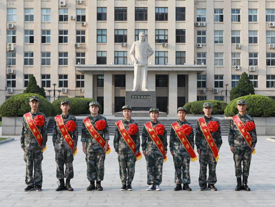 左起：胡一帆，蔚晨陽，阿斯哈爾·努爾太，王晗，賈嵐珺，戴蕊，李業(yè)廣，董旭東