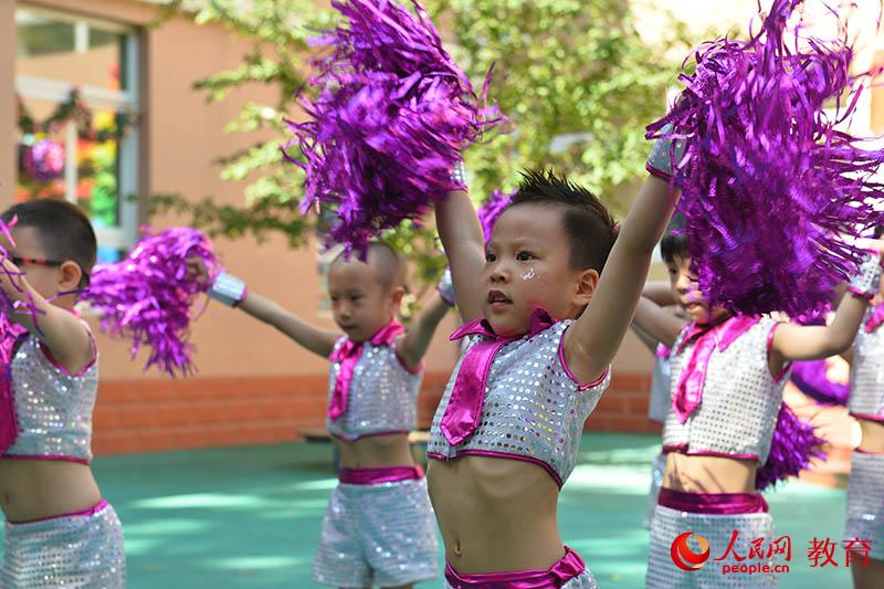 六一國際兒童節(jié)來臨之際，北京市第五幼兒園以“啟迪夢想、炫彩童年”為主題，舉行親子科技嘉年華活動。熊旭 攝