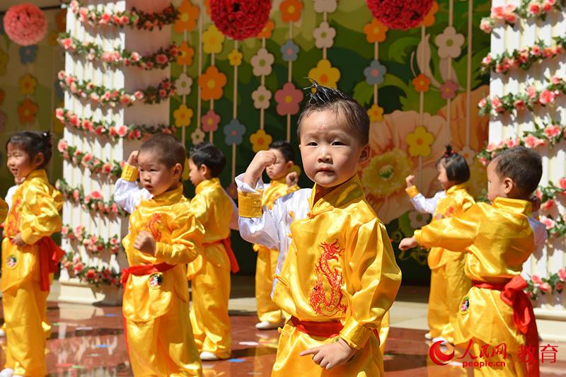 六一國際兒童節(jié)來臨之際，北京市第五幼兒園以“啟迪夢想、炫彩童年”為主題，舉行親子科技嘉年華活動。熊旭 攝