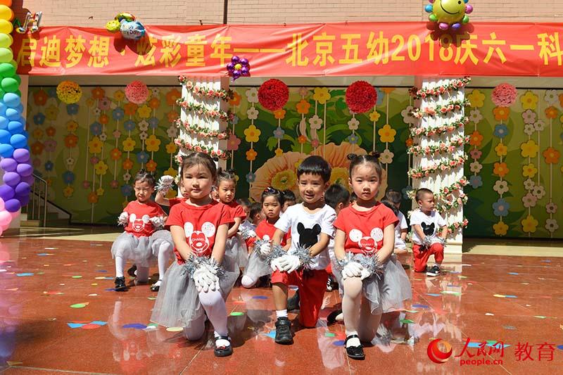 六一國際兒童節(jié)來臨之際，北京市第五幼兒園以“啟迪夢想、炫彩童年”為主題，舉行親子科技嘉年華活動。熊旭 攝