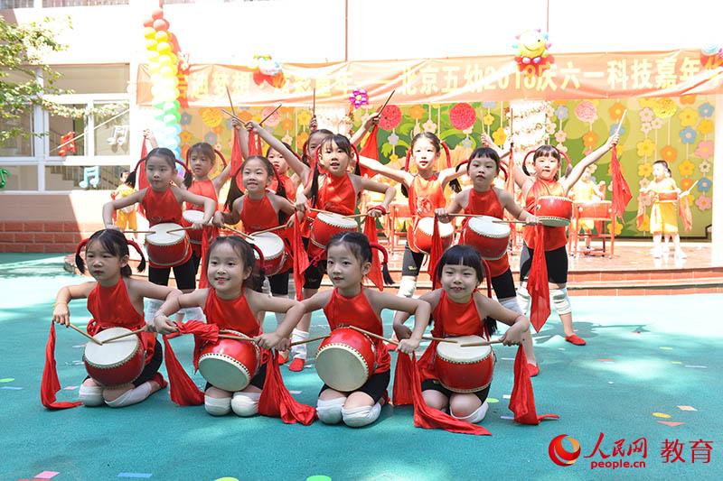 六一國(guó)際兒童節(jié)來(lái)臨之際，北京市第五幼兒園以“啟迪夢(mèng)想、炫彩童年”為主題，舉行親子科技嘉年華活動(dòng)。熊旭 攝