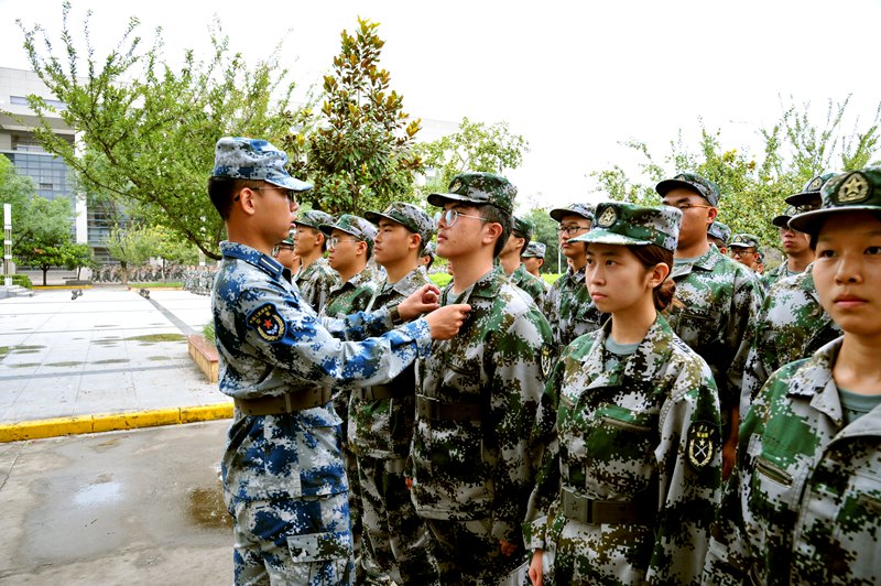 長安大學(xué) 教官耐心為學(xué)生整理衣領(lǐng)（趙杰/攝）