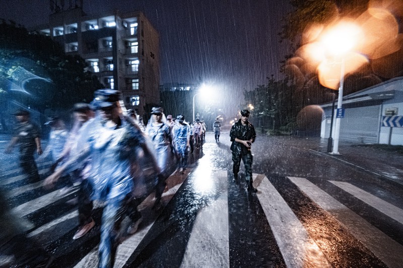 上海交通大學(xué) 新生雨夜拉練，突如其來(lái)的大雨，也無(wú)法停下我們的步伐（章力凡/攝）