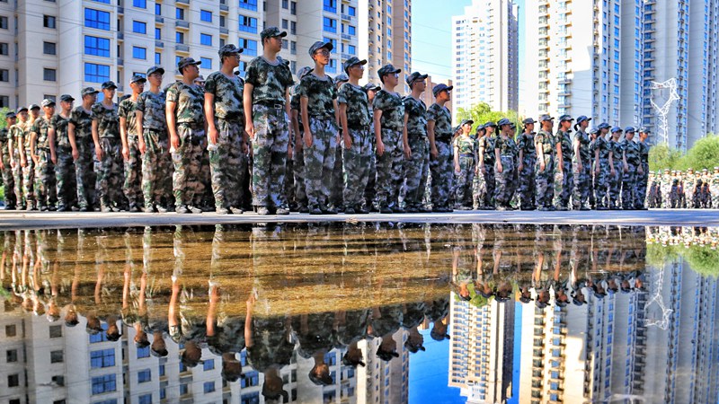 西北政法大學(xué) 新生軍訓(xùn)站軍姿（學(xué)校供圖）