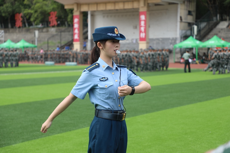 湖南大學(xué) 國防生教官為學(xué)生演示動作 （蔣鼎邦/攝）