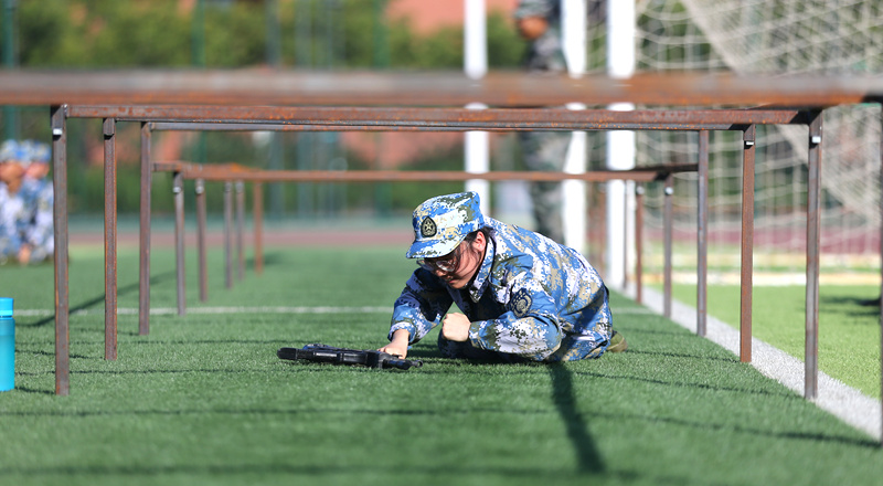 南開大學(xué) 新生在訓(xùn)練場上（吳軍輝/攝）