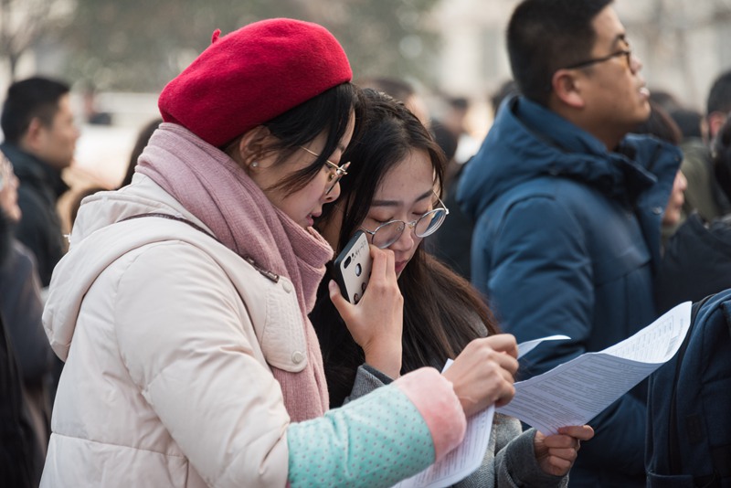 12月21日，中國海洋大學(xué)考點(diǎn)，考生們?cè)诳记皬?fù)習(xí)、交流（張思晨/攝）