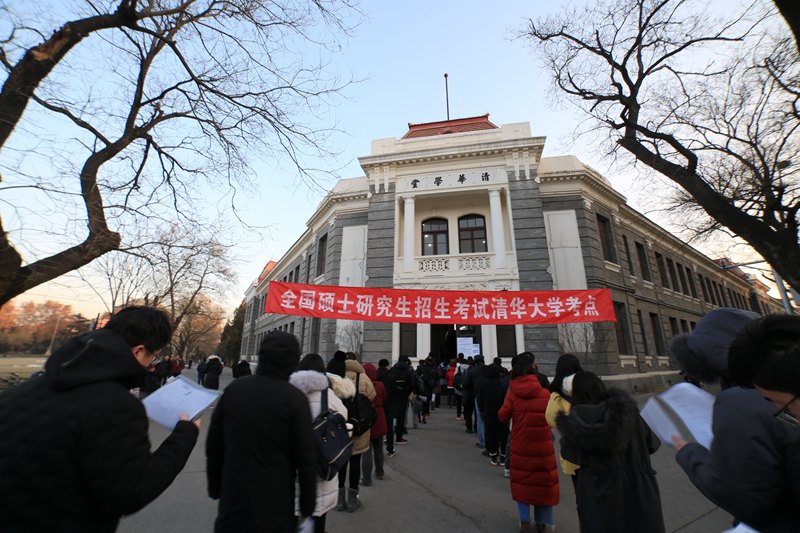 12月21日，清華大學(xué)考點(diǎn)，考生們?cè)谇迦A學(xué)堂考場(chǎng)進(jìn)場(chǎng)（何康/攝）