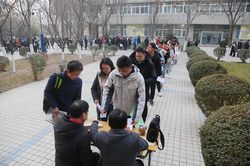 12月21日，西安工業(yè)大學考點，考生們排隊安檢進場（朱瑩昱）