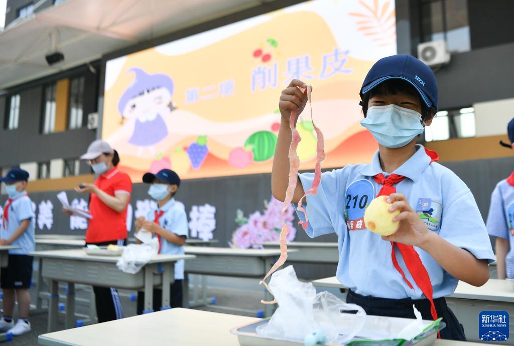 5月7日，西安市后宰門小學(xué)的學(xué)生參加削果皮比賽。