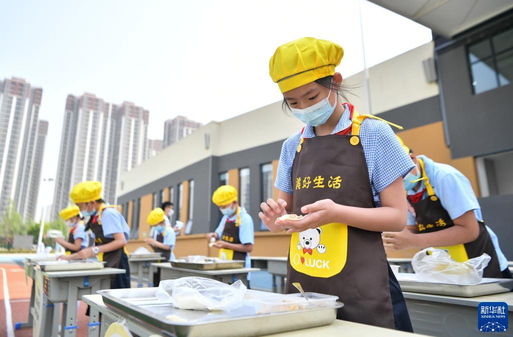 5月7日，西安市后宰門小學(xué)的學(xué)生參加包餃子比賽。