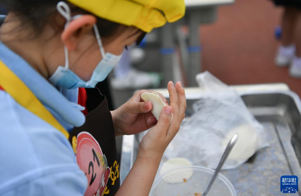 5月7日，西安市后宰門小學的學生參加包餃子比賽。