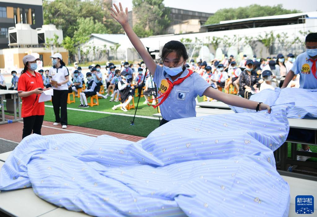 5月7日，西安市后宰門小學的學生參加套被罩比賽。