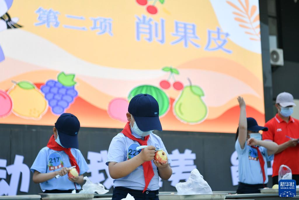 5月7日，西安市后宰門小學(xué)的學(xué)生參加削果皮比賽。