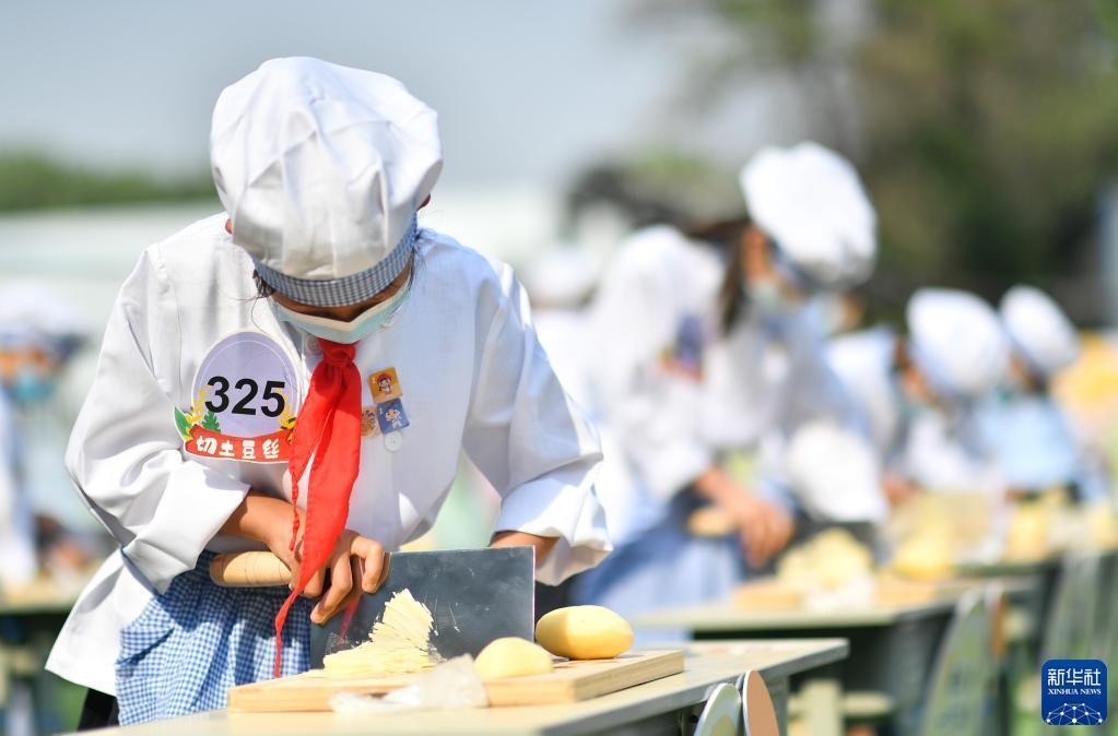 5月7日，西安市后宰門小學的學生參加切土豆絲比賽。