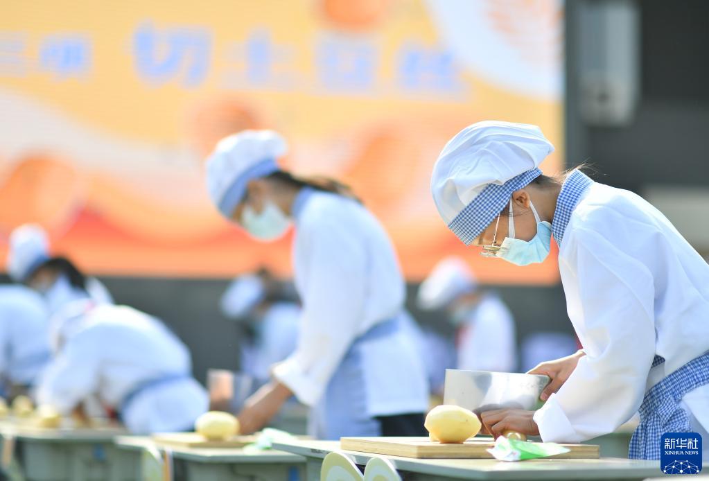 5月7日，西安市后宰門小學(xué)的學(xué)生參加切土豆絲比賽。