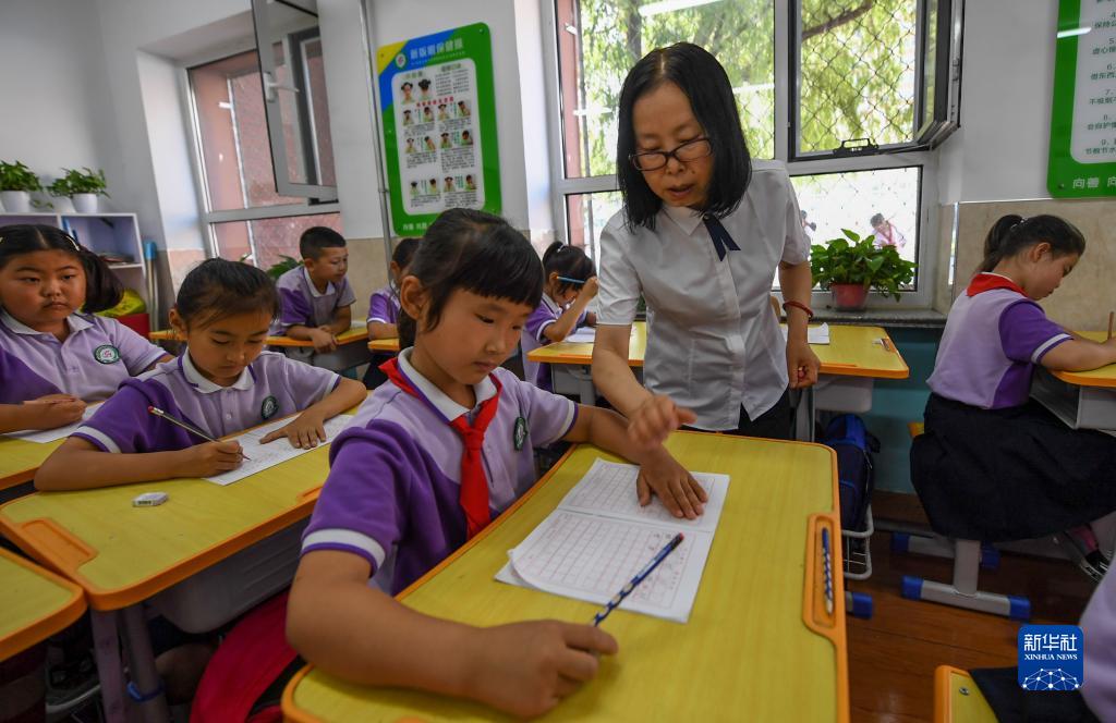 6月24日，在包頭市昆都侖區(qū)包鋼第十七小學(xué)，學(xué)生們利用課余時(shí)間學(xué)習(xí)硬筆書法。