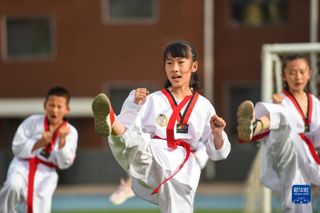 6月24日，在包頭市昆都侖區(qū)包鋼第十七小學，學生們利用課余時間學習跆拳道。