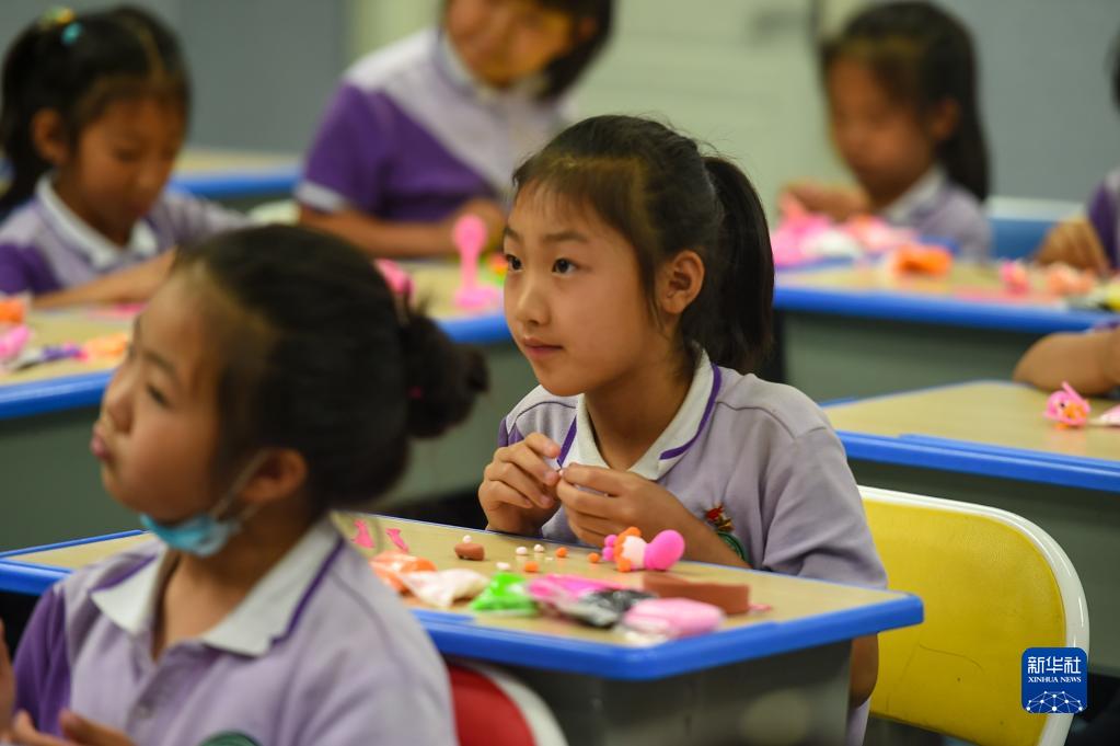 6月24日，在包頭市昆都侖區(qū)包鋼第十七小學，學生們利用課余時間學習手工。