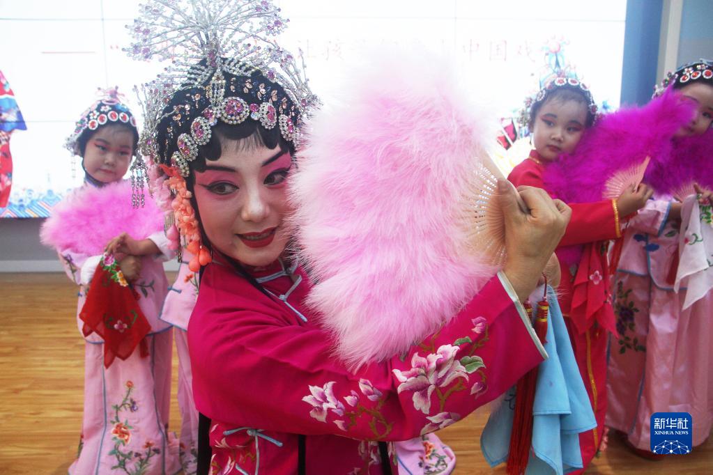 7月20日，在河北省唐山市豐潤區(qū)太平路街道同慶社區(qū)，戲曲老師指導小朋友練習戲曲動作。新華社發(fā)（朱大勇攝）