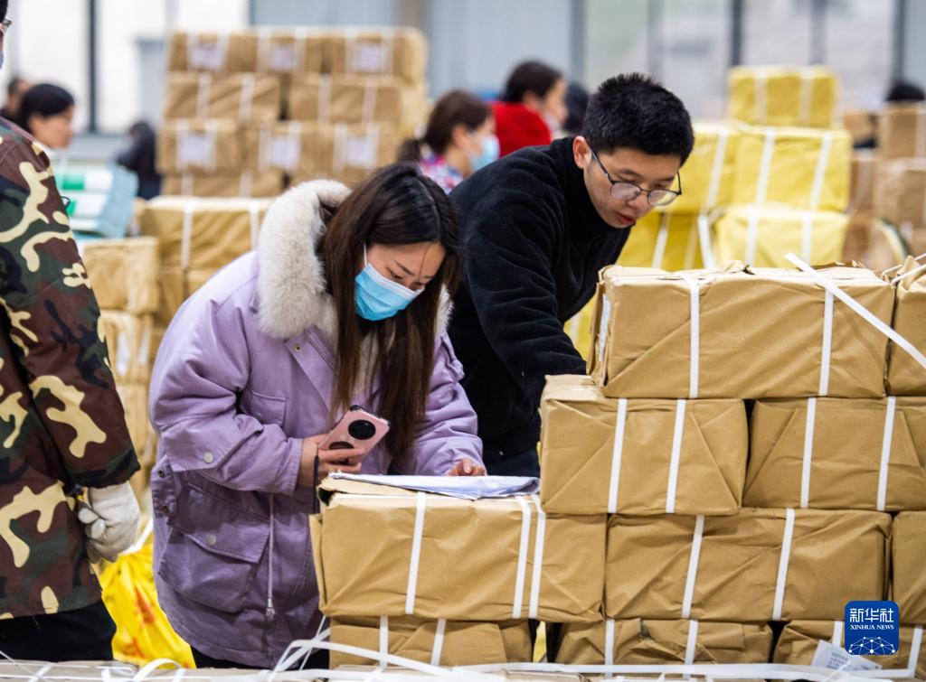 2月4日，在祁陽市新華書店教材中轉(zhuǎn)庫，工作人員在清點教材數(shù)量。