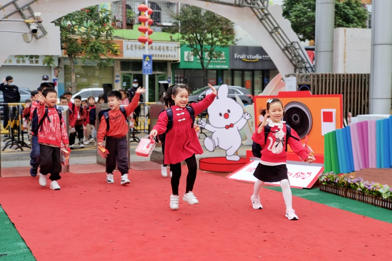 2月6日，東莞市長(zhǎng)安鎮(zhèn)烏沙幼兒園舉行開(kāi)學(xué)典禮，小朋友們開(kāi)心地步入校園。烏沙幼兒園供圖