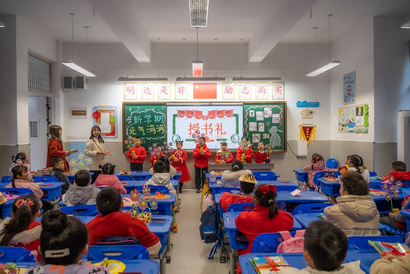 2月6日，武昌實驗小學(xué)臨空港分校（西校區(qū)）舉辦授書禮活動。