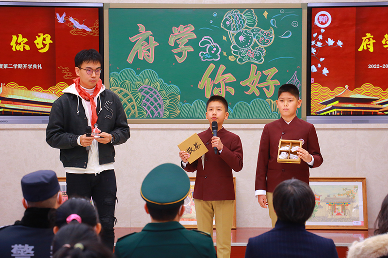 2月13日，北京市東城區(qū)府學胡同小學為學生們開展非遺文化傳承的專題講座，激勵同學們熱愛傳統(tǒng)文化，堅定文化自信，做一名愛國好少年。北京市東城區(qū)府學胡同小學供圖