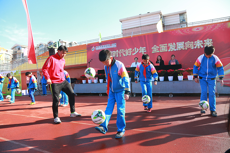 2月13日，北京市海澱區(qū)五一小學(xué)在開學(xué)典禮上舉行了顛球比賽，讓同學(xué)們在新的一年相信自己挑戰(zhàn)自我。北京市海澱區(qū)五一小學(xué)供圖