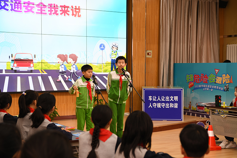 2月13日，在北京市芳草地國際小學(xué)的開學(xué)第一課上，兩位學(xué)生說起了相聲，為同學(xué)們傳遞交通安全知識。人民網(wǎng)記者 王曉嘯攝