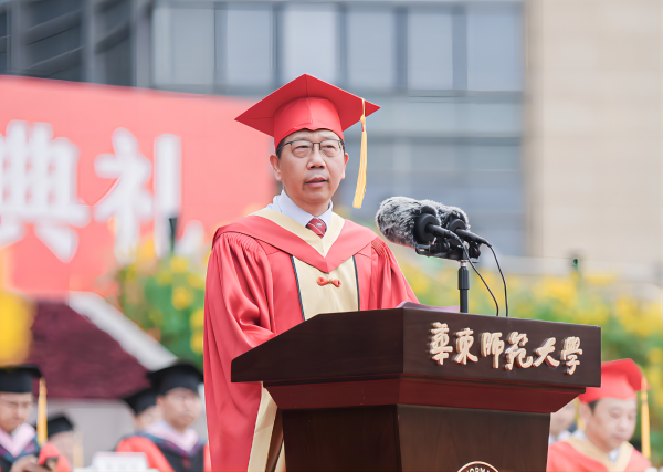 華東師范大學(xué)校長(zhǎng)錢(qián)旭紅在2023屆畢業(yè)典禮上講話。校方供圖