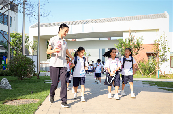 8月30日，雄安史家胡同小學(xué)學(xué)生體驗(yàn)學(xué)校生活。老師帶學(xué)生進(jìn)教室。