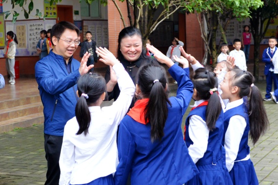 馮洪榮在什邡市外國語小學(xué)調(diào)研。北京教科院供圖