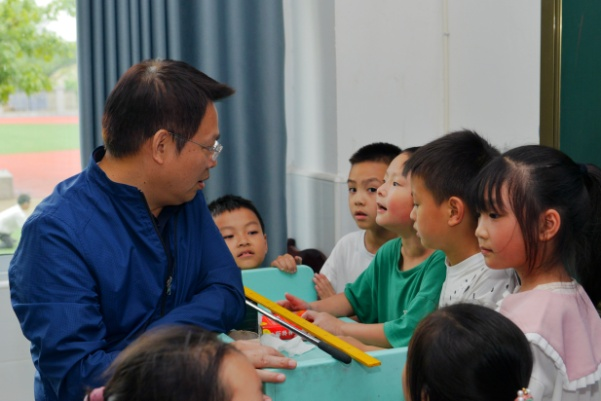 馮洪榮在什邡市北京小學(xué)調(diào)研。北京教科院供圖