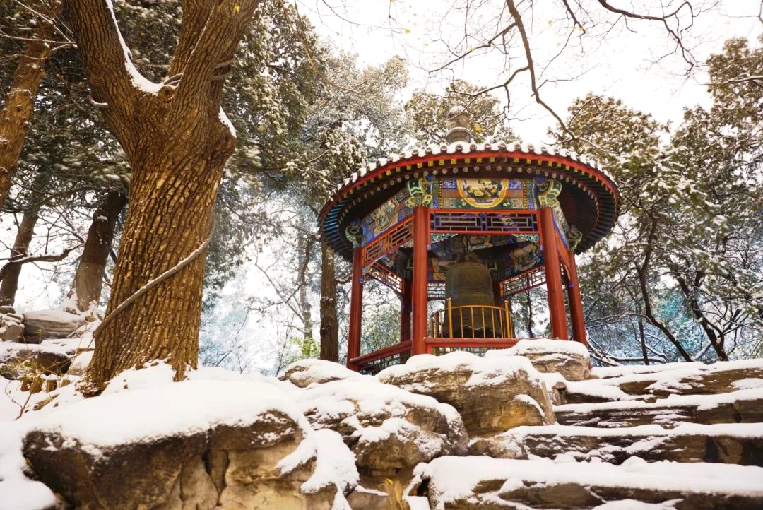 北京大學：雪映小徑，輕輕走進這潔白與山水共舞之處。校方供圖