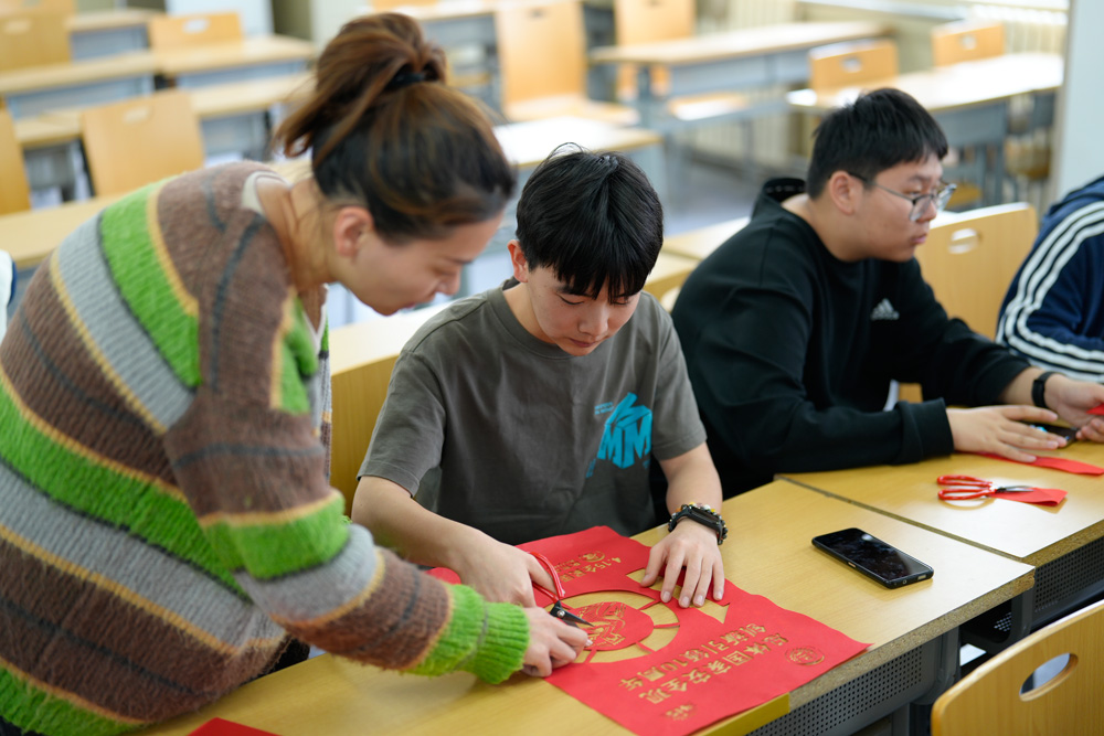 北京工業(yè)職業(yè)技術學院師生用傳統(tǒng)非遺剪紙藝術設計創(chuàng)作“4·15全民國家安全教育日”宣傳畫。校方供圖