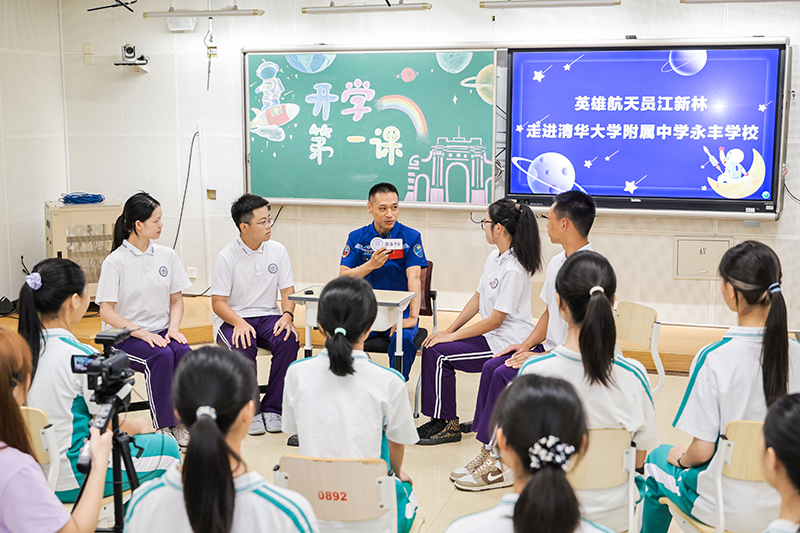 “英雄航天員”江新林給學(xué)生們帶來“開學(xué)第一講”。學(xué)校供圖