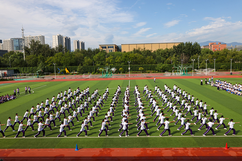 高一學(xué)生在開學(xué)典禮中表演軍體拳。學(xué)校供圖