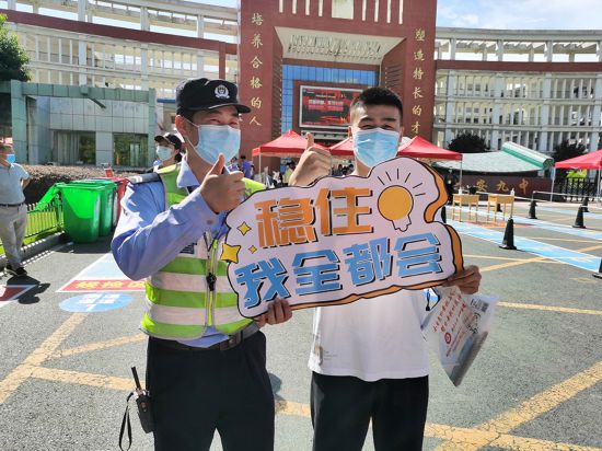 公安民警護航高考，為考生送上祝福。六安警方供圖