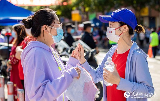 內(nèi)蒙古自治區(qū)呼和浩特市第六中學考點，考生進入考場前與老師交流。丁根厚攝