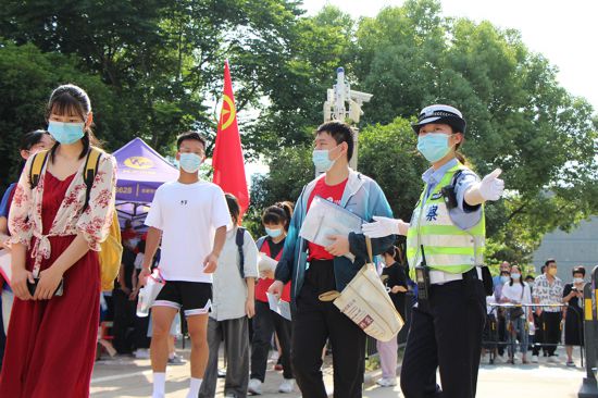 公安民警護航高考，引導考生入場。合肥交警供圖