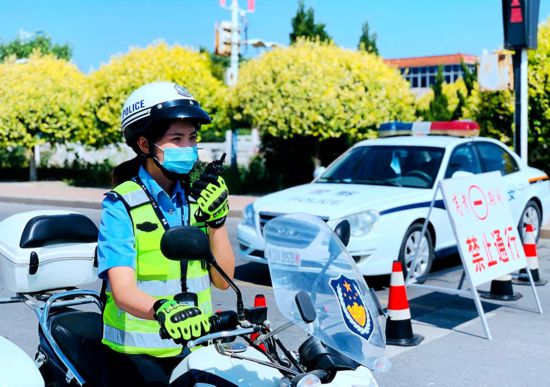 高考期間，滄州市公安交警支隊(duì)派出巡邏警力（摩托車粘貼“愛心護(hù)考”牌），負(fù)責(zé)考點(diǎn)周邊的交通疏導(dǎo)和秩序管理。 孔大龍攝