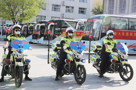 高考期間，滄州市公安交警支隊(duì)派出巡邏警力（摩托車(chē)粘貼“愛(ài)心護(hù)考”牌），負(fù)責(zé)考點(diǎn)周邊的交通疏導(dǎo)和秩序管理。 孔大龍攝