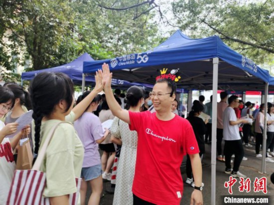 高考送考老師：從和學(xué)生一樣緊張到學(xué)生的“守護(hù)神”