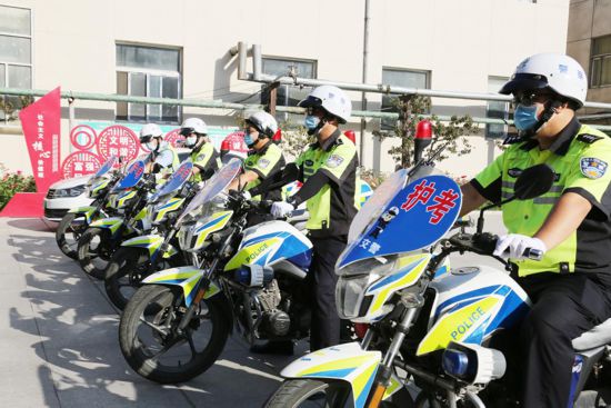 高考期間，滄州市公安交警支隊派出巡邏警力（摩托車粘貼“愛心護考”牌），負責考點周邊的交通疏導和秩序管理。 孔大龍攝