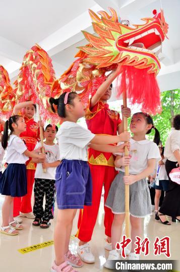 圖為福州市高湖小學(xué)一年級新生體驗福建省非物質(zhì)文化遺產(chǎn)——福州高湖舞龍燈?！埍?攝