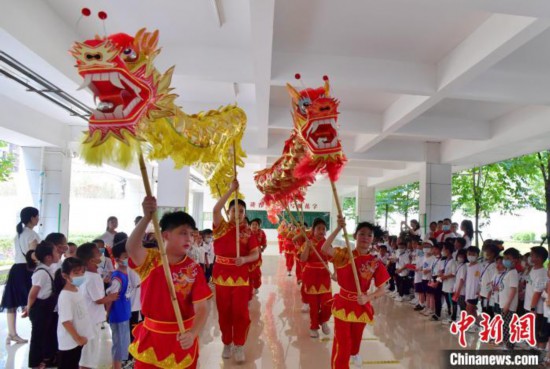 圖為福州市高湖小學(xué)高年級學(xué)生為一年級新生表演福州高湖舞龍燈，受到新生們的歡迎?！埍?攝