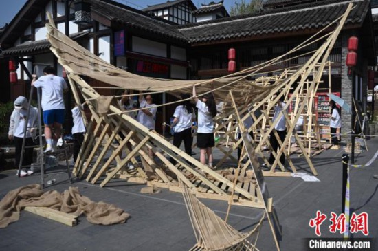 大學生正在搭建奇幻建筑?！≈芤?攝