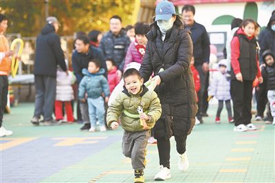 在北京市東城區(qū)欣苑幼兒園舉辦的“冬日暖陽(yáng) 樂享運(yùn)動(dòng)”親子運(yùn)動(dòng)會(huì)上，家長(zhǎng)陪伴孩子共同體驗(yàn)運(yùn)動(dòng)的快樂，家校聯(lián)手呵護(hù)孩子健康成長(zhǎng)。 新華社記者 金良快攝