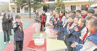 圖為河南省鞏義市大峪溝鎮(zhèn)中心小學(xué)學(xué)生踴躍參與科學(xué)實(shí)驗(yàn)。 張毅力攝